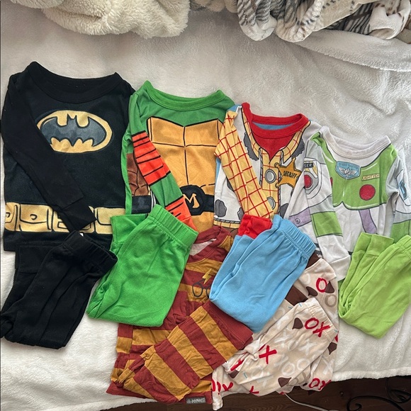 Set of 6 character pajama sets - Picture 1 of 7